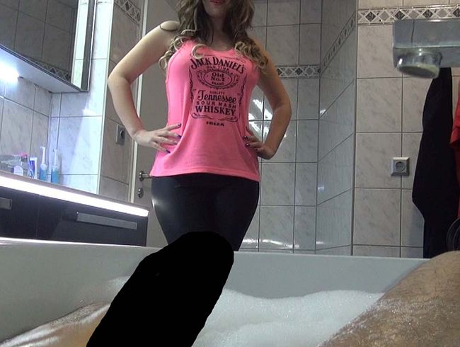 aische per***s Porno Video: Nachbarsjunge beim Baden verführt